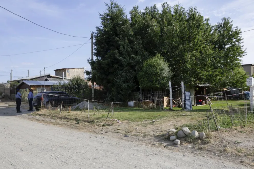 Femicidio en Bariloche. La policía halló el cuerpo sin vida de la mujer sobre la cama. Foto Euge Neme