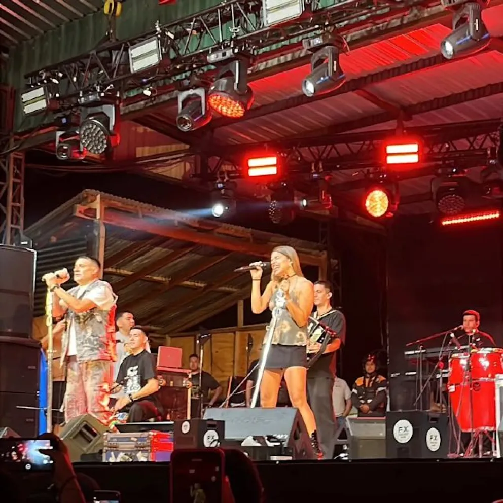 Eugenia Quevedo trajó el ritmo cordobés a la Comarca Andina, en el marco de la Fiesta de la Fruta Fina Solidaria 2026. 