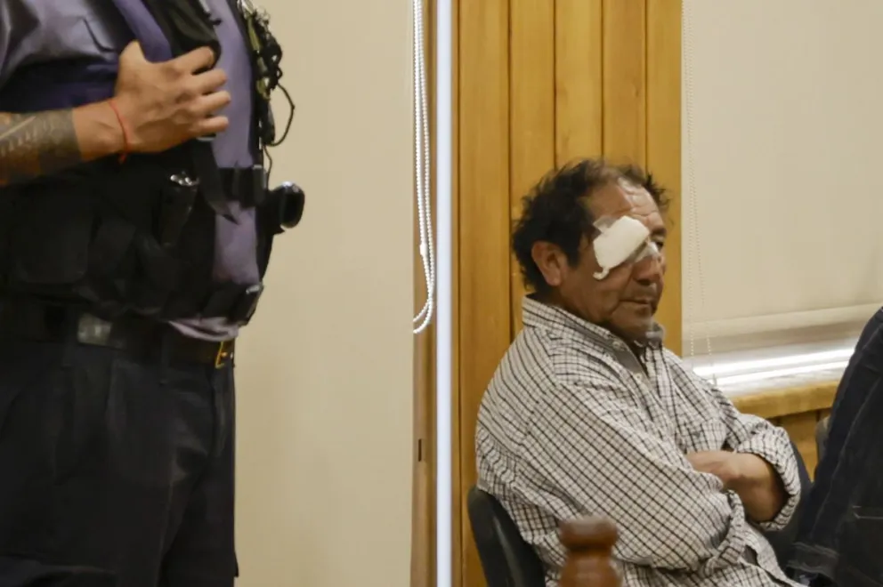 Domínguez, imputado por el femicidio de su esposa, en una vivienda del barrio Malvinas. Foto: Eugenia Neme.