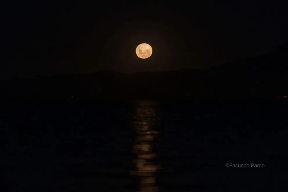 Así se vio la primera luna llena de este 2026 el 3 de enero. Foto de Facundo Pardo.  