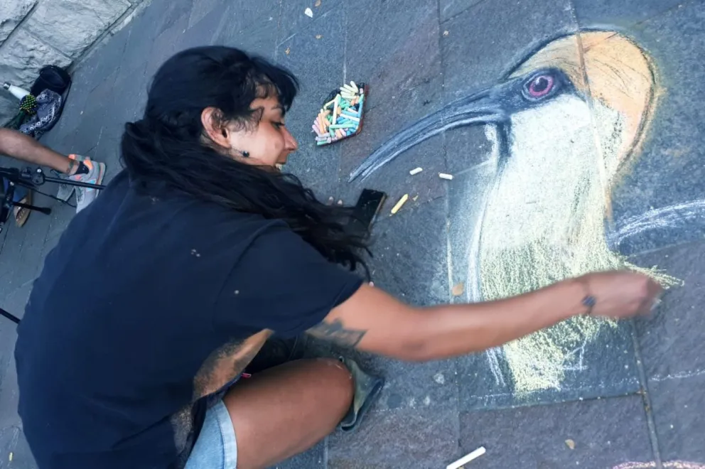 Ángela, un corazón de tiza puesto al servicio del arte callejero.