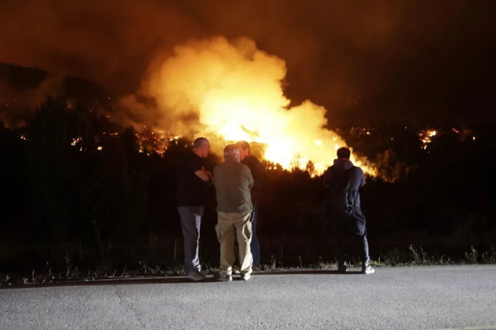 El viento reactivó distintos focos ígneos durante el fin de semana en Chubut. Foto. Eugenia Neme 