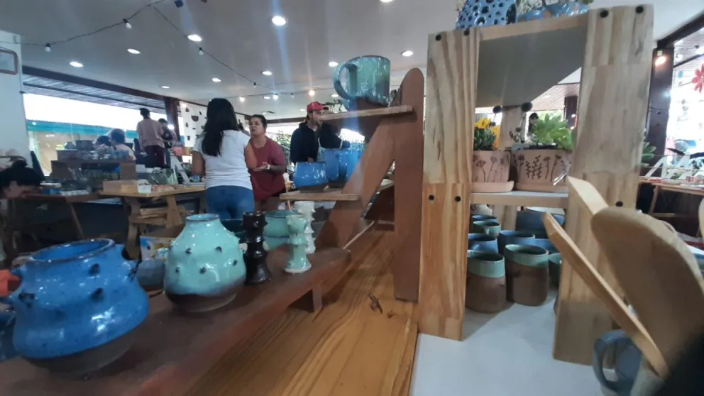 La propuesta incluye exposición y venta de piezas, talleres y un gran sorteo. Fotos Municipalidad de Bariloche.