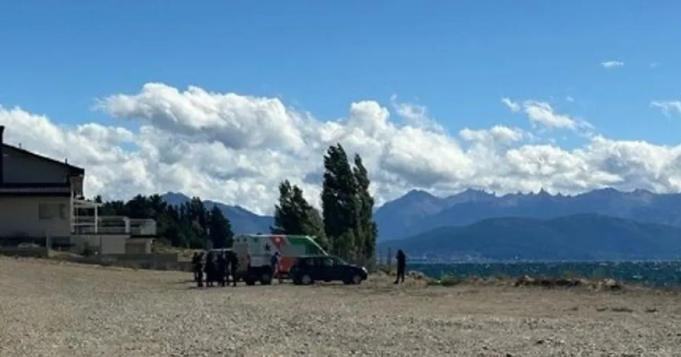 El lugar del hecho en la costa del lago Nahuel Huapi en el sector de Dina Huapi. Foto gentileza Noticiero Seis.