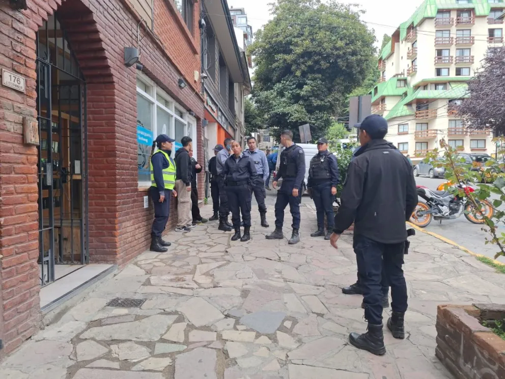 Enfrentamiento entre la familia Bargiela y el abogado defensor de uno de los apuntados como autor del crimen, en pleno centro de Bariloche. 