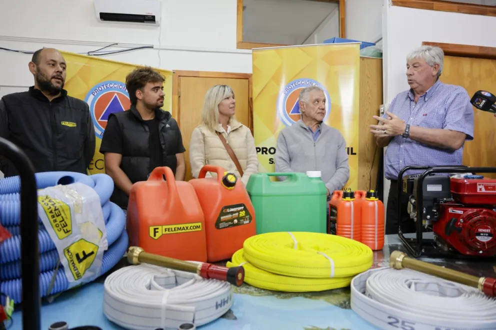 Un evento solidario permitió la compra de elementos necesarios para el combate de incendios. Fotos Eugenia Neme.