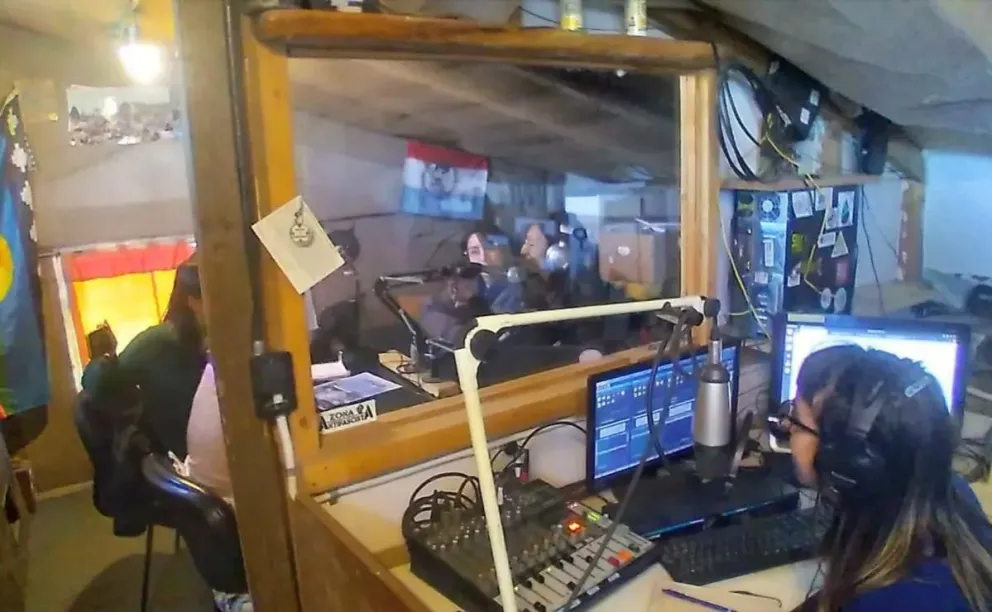 Cabina y estudio de una radio comunitaria de Bariloche.