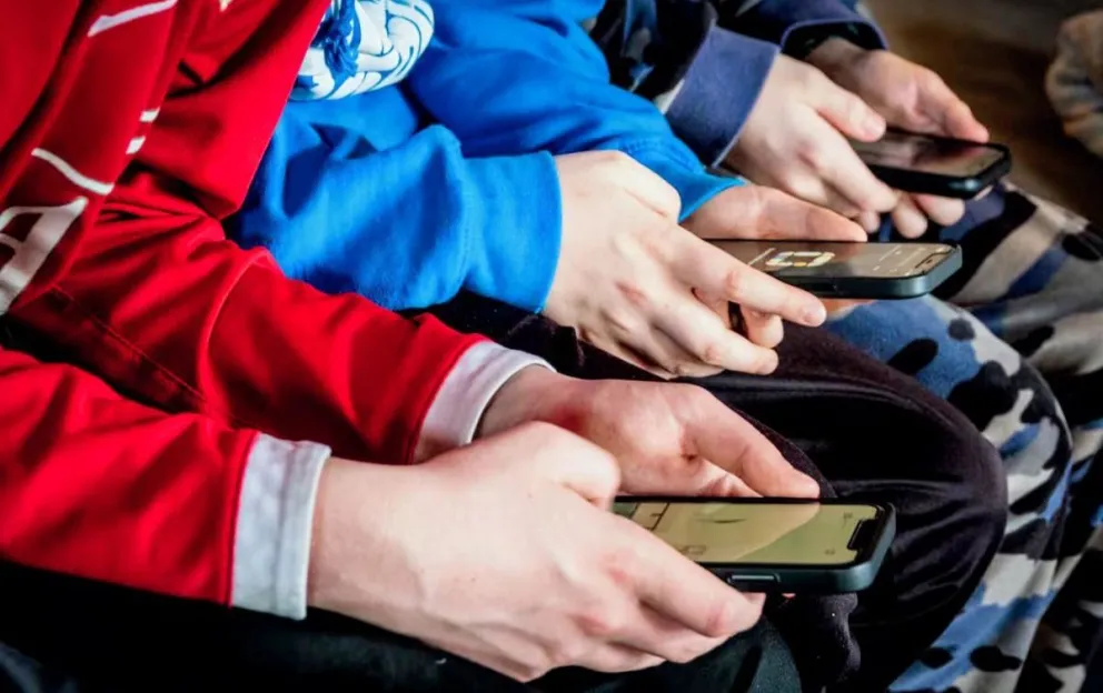 Las redes sociales generan adicción, entre otros "aportes" a la niñez y adolescencia.