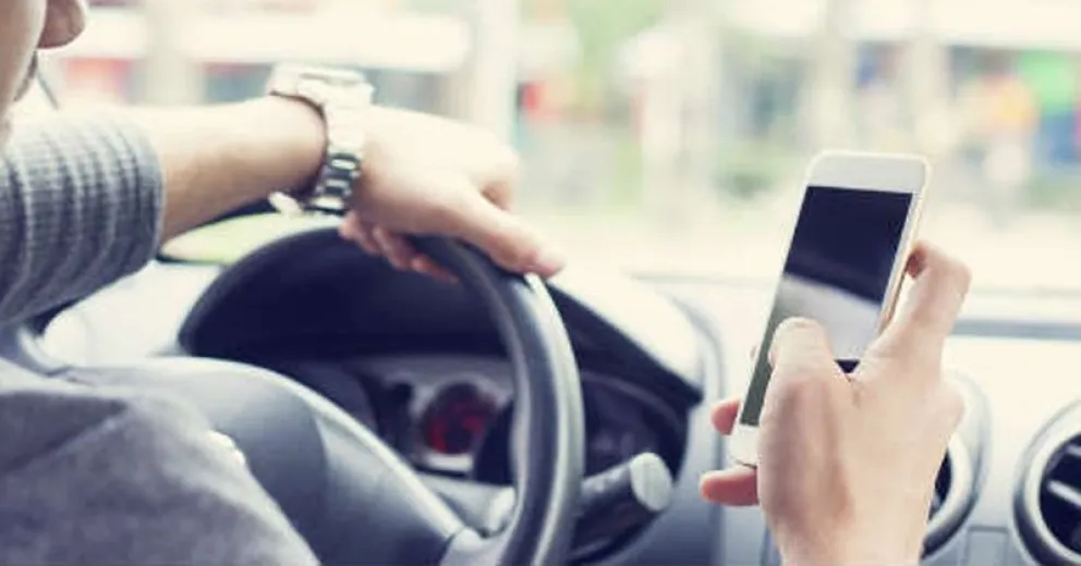 Según diversos estudios, el uso del teléfono móvil es un factor que multiplica por cuatro el riesgo de sufrir accidentes. 