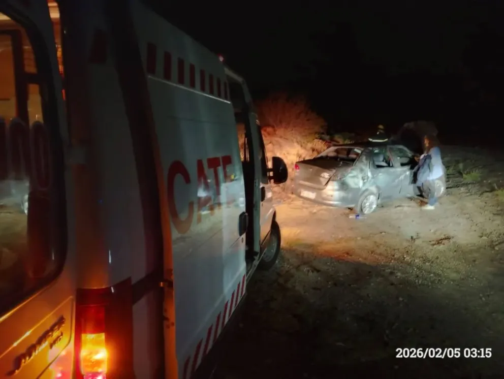 Una familia sufrió u violento vuelco en Ruta 237: Foto: Bomberos Piedra del Águila.