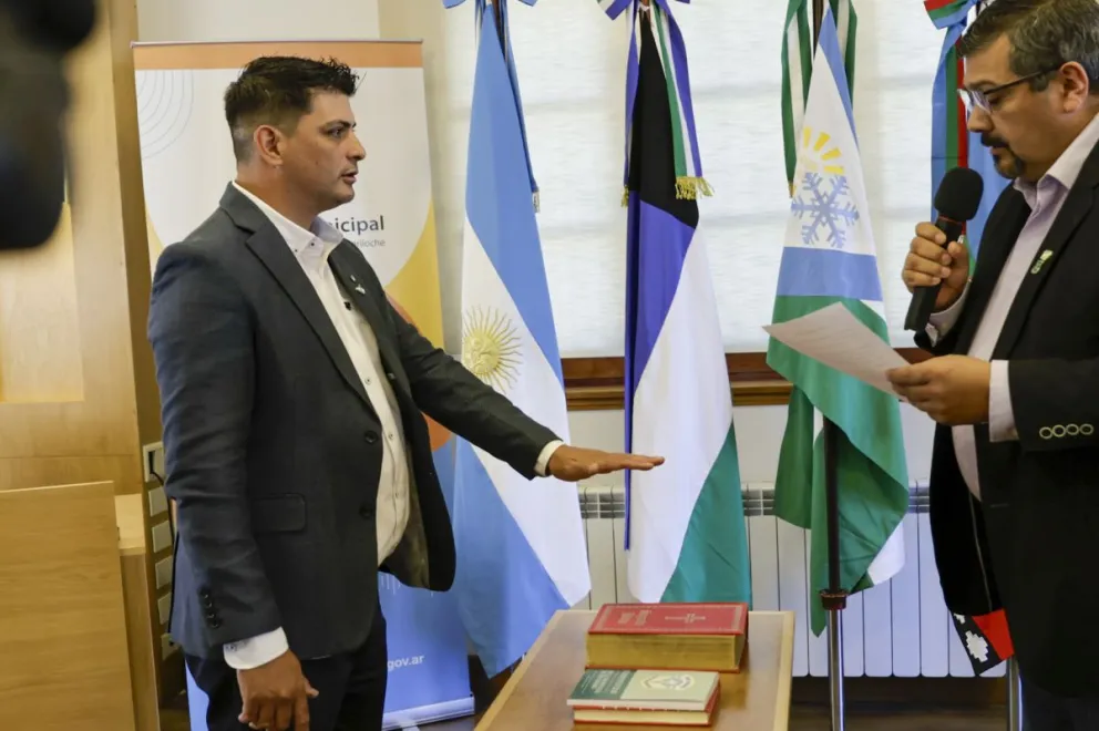Pérez juró como concejal  y asumió en la banca, "vengo a generar consensos y construir para la ciudad" manifestó. Fotos: Eugenia Neme