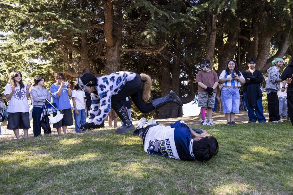 Quadrobics se llama el ejercicio físico de correr, saltar y caminar en cuatro patas, imitando los movimientos del animal con el que se identifican. Fotos de Eugenia Neme.