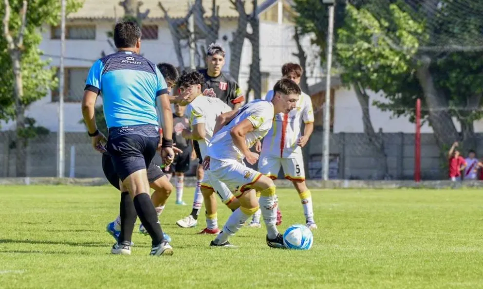 El Cruzado se enfrenta a Puerto Moreno. Foto Vane Arce