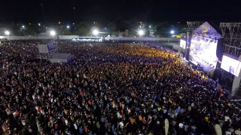 Hasta ahora, el formato de la fiesta contemplaba la programación de dos artistas importantes para viernes y sábado.