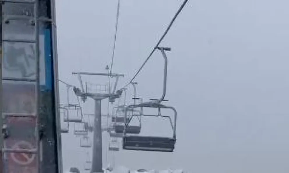 En Bariloche diluvia y en el cerro Catedral. llegó la primera nevada del año. 