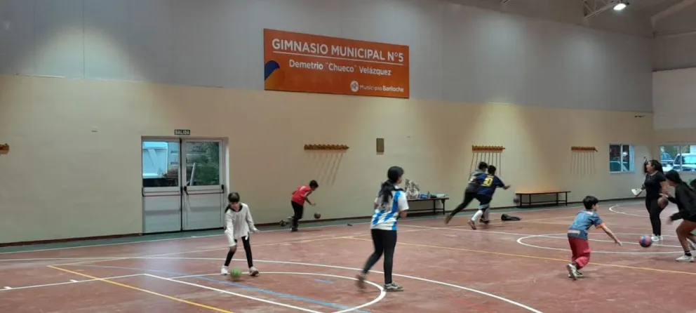 Se llevarán a cabo tareas de mantenimiento en los espacios deportivos de la ciudad. Foto Municipalidad de Bariloche.