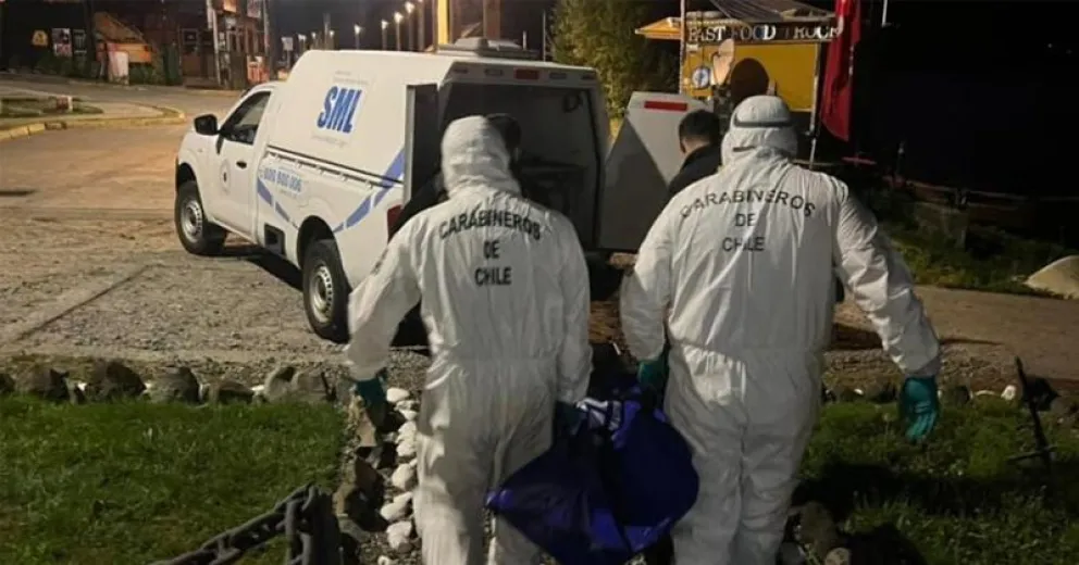 Dadas las condiciones climáticas, se dificultó sacar el vehículo del agua.