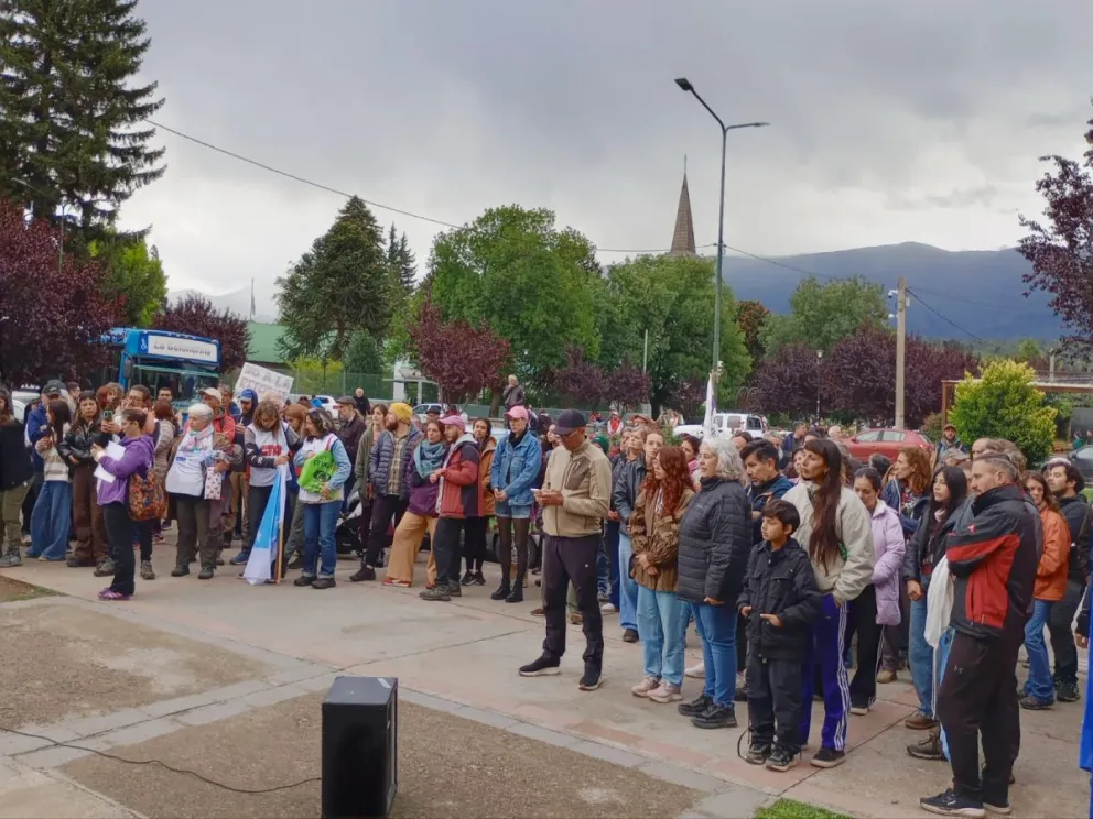 Más de quinientas personas reclamaron contra las propuestas del gobierno nacional / Foto Noticias del Bolsón 