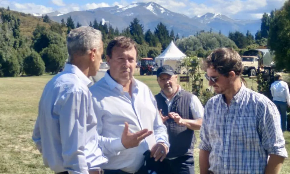El gobernador recorriendo el predio. 
