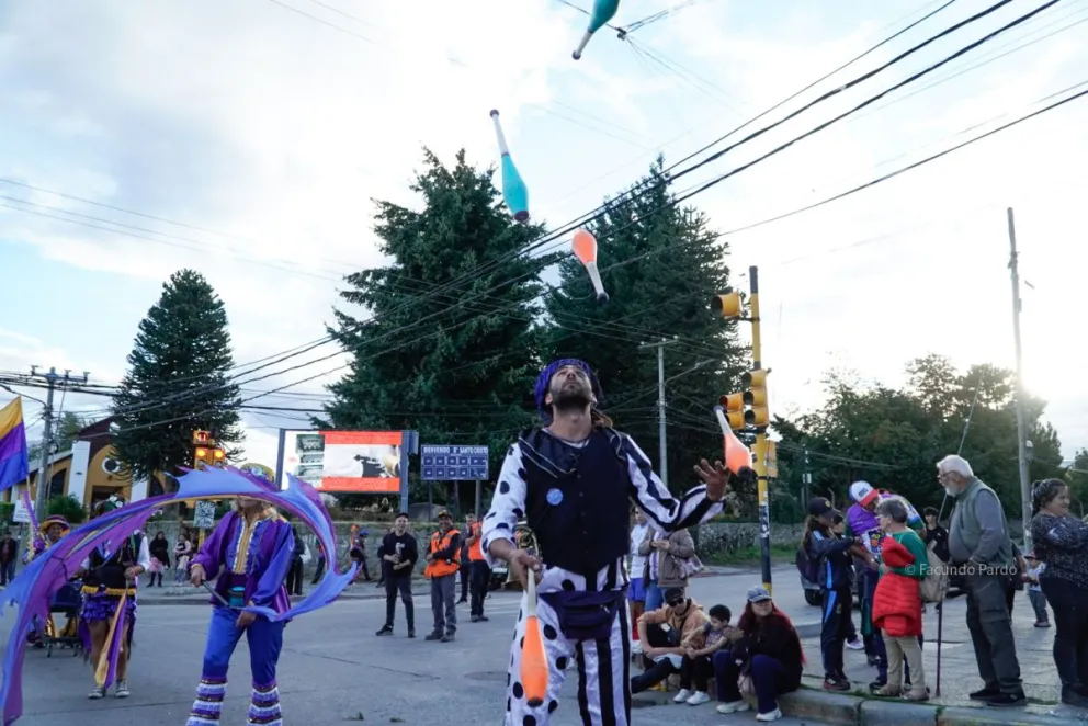 Un desfile que junta a grandes y chicos/ Fotos y videos: Facundo Pardo 