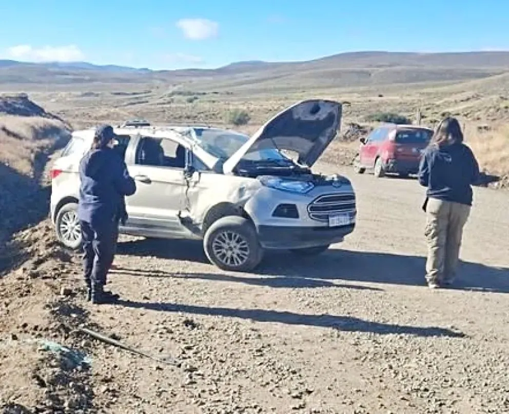 En el lugar intervino personal de la Subcomisaría 75° de Pilcaniyeu y bomberos voluntarios de Dina Huapi / Foto Económicas Bariloche 
