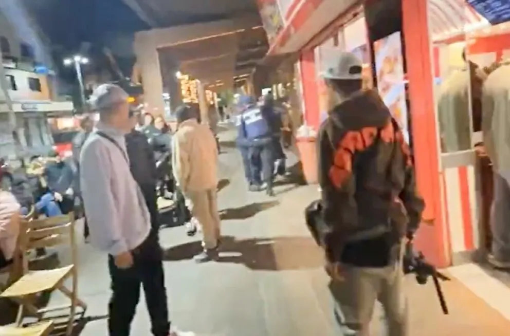 El momento en el que los alborotadores son detenidos. 