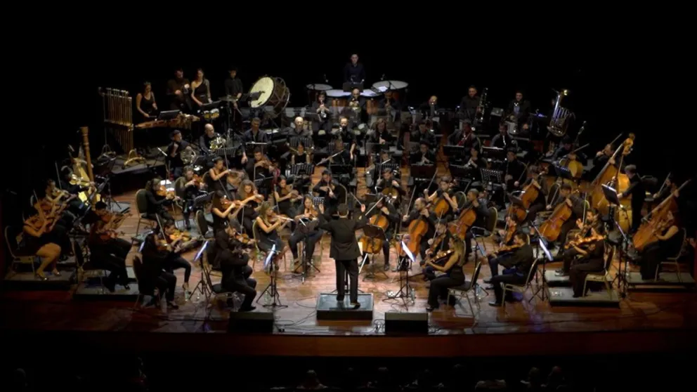 La orquesta provincial afina los instrumentos.