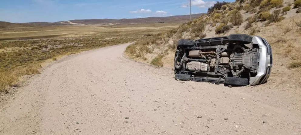 Los bomberos pudieron estabilizar el vehículo. Foto: Bomberos Pilcaniyeu 