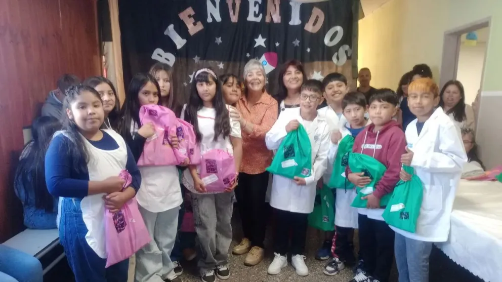 La Ministra de Educación y Derechos Humanos, Patricia Campos, acompañó a familias.