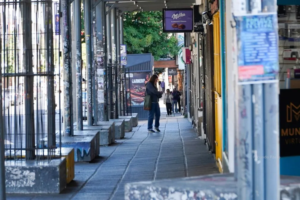 Las paradas de la ciudad se encuentra vacías de pasajeros / Fotos de Facundo Pardo.