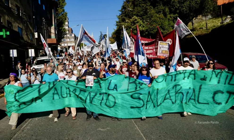 Masiva marcha en Bariloche. Foto: Facundo Pardo. 
