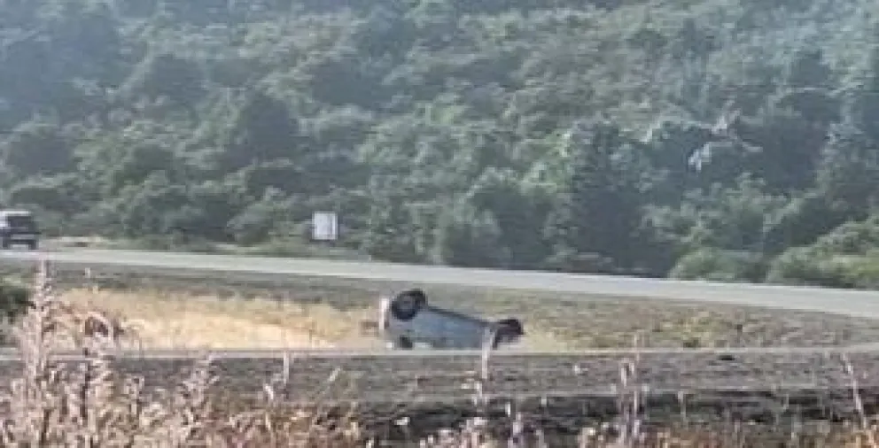 Un vehículo oficial terminó volcando en la zona de la denominada rotonda de Diarco. 