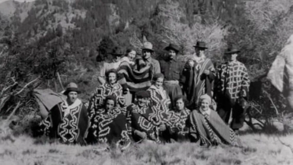 Gente de los sectores adinerados con ponchos mapuches. Probablemente los adquirieran en un "almacén de ramos generales".