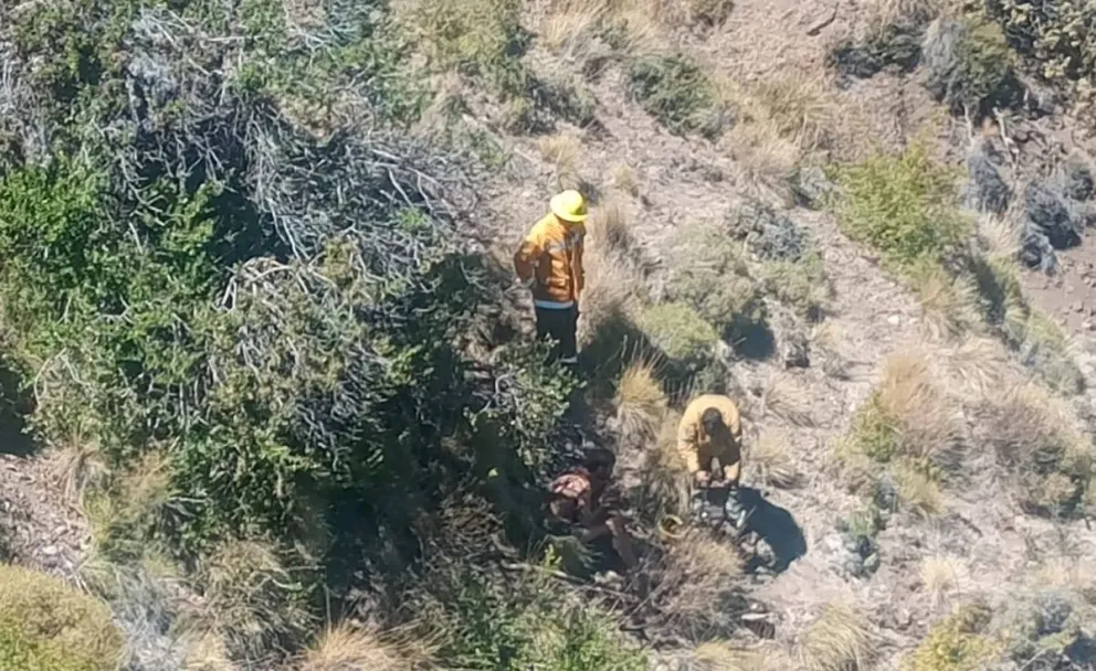 Salvador se encontraba sin remera, descalzo en una zona montañosa. 