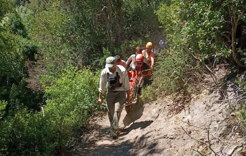 Operativo de rescate por una turista que se cayó del caballo en Villa La Angostura. Foto: Grupo BRZA
