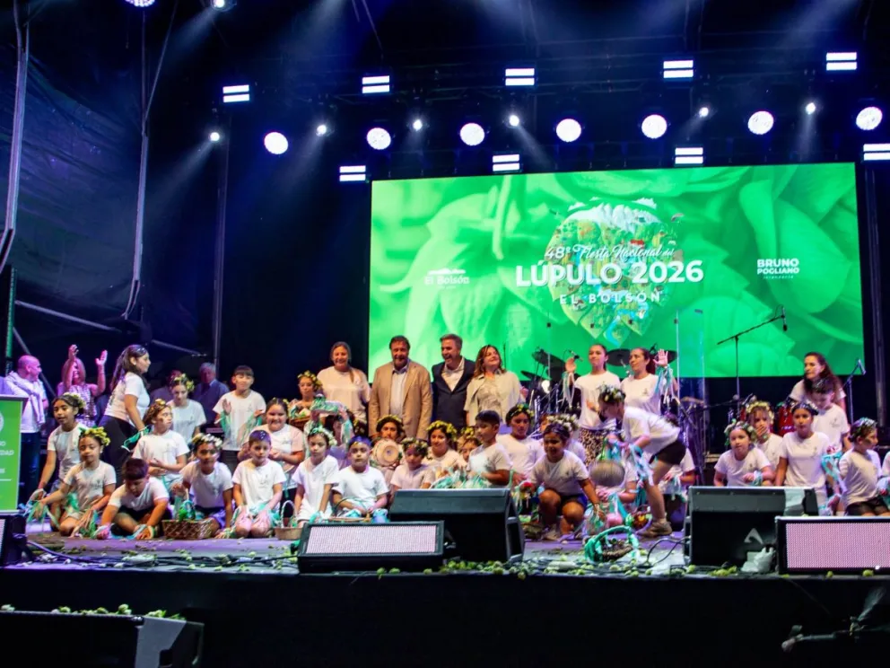 Los pequeños representantes del lúpulo junto a las autoridades.