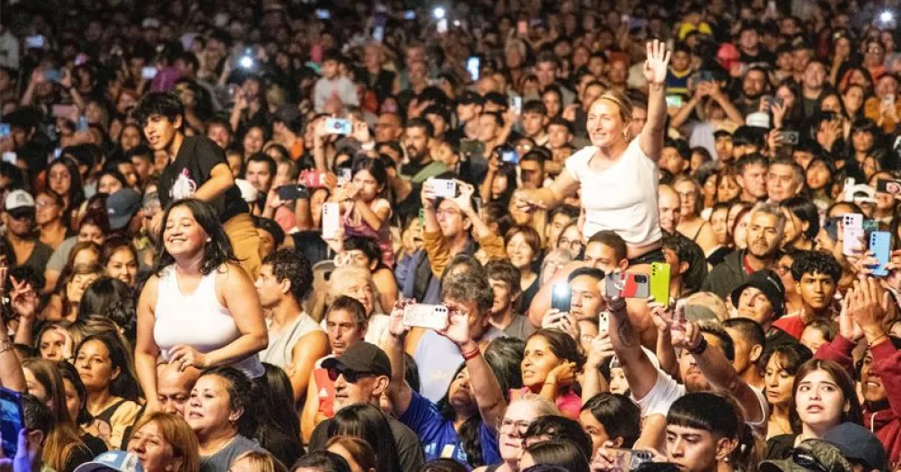 La aprobación de turistas y visitantes queda reflejada por la presencia y los aplausos.