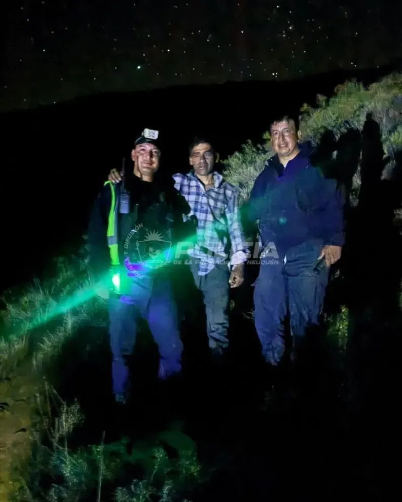 Operativo de rescate durante la madrugada en Villa Llanquín. 