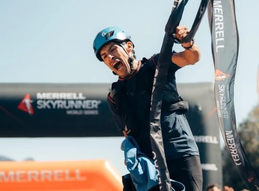 Cruzando la meta. Foto: Instagram carrera4refugios.  