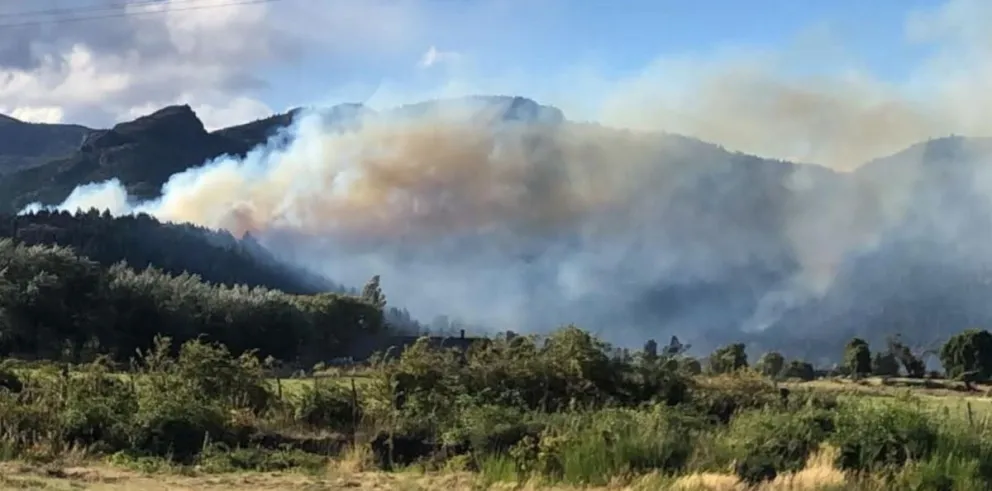 Las ráfagas de viento reactivaron el incendio en la zona de Los Alerces, Chubut. 