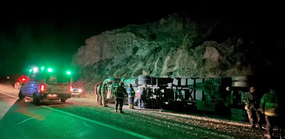 Operativo nocturno por el vuelco de un camión en la zona de Traful.
