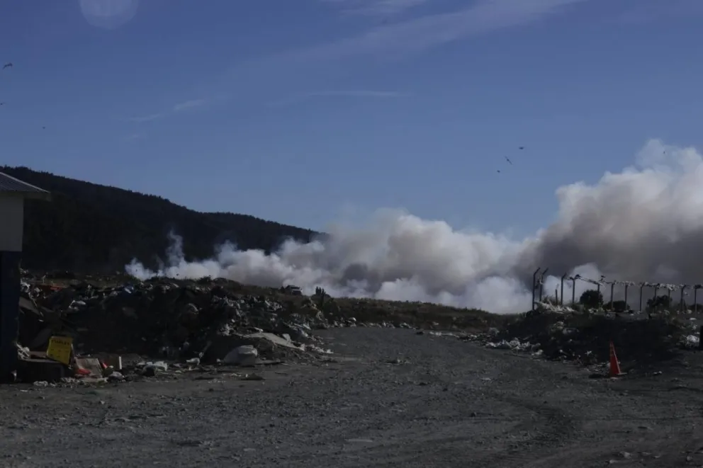 El Alto de Bariloche, bajo humo por un nuevo incendio en el vertedero. Fotos: Euge Neme y gentileza oyentes. 