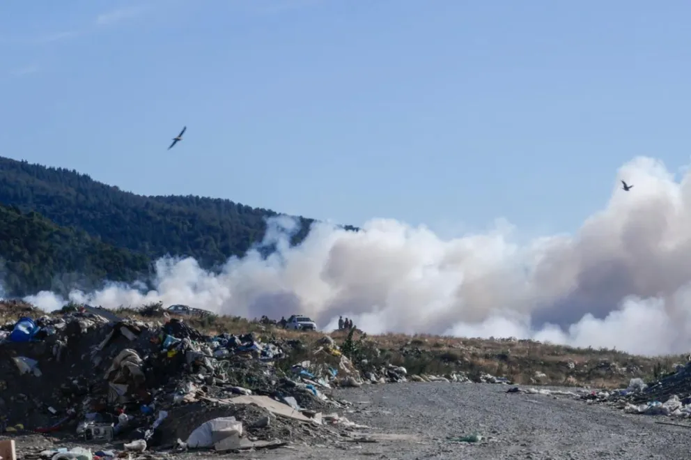 El Alto de Bariloche, bajo humo por un nuevo incendio en el vertedero. Fotos: Euge Neme y gentileza oyentes. 