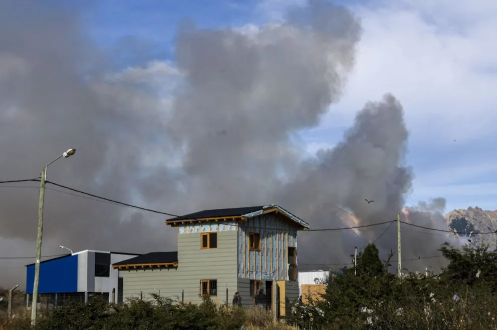 Humo y baja visibilidad en el Alto de Bariloche por el incendio en el vertedero. Fotos: Eugenia Neme