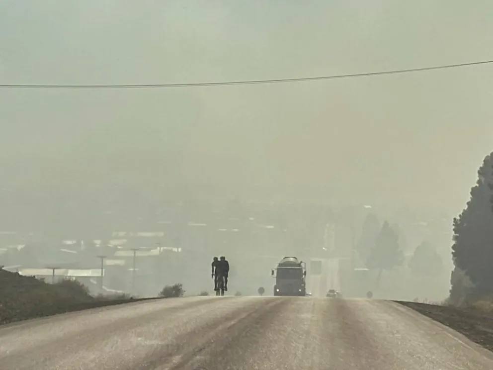 El humo se va mantener por algún tiempo en la zona / Fotos Euge Neme 