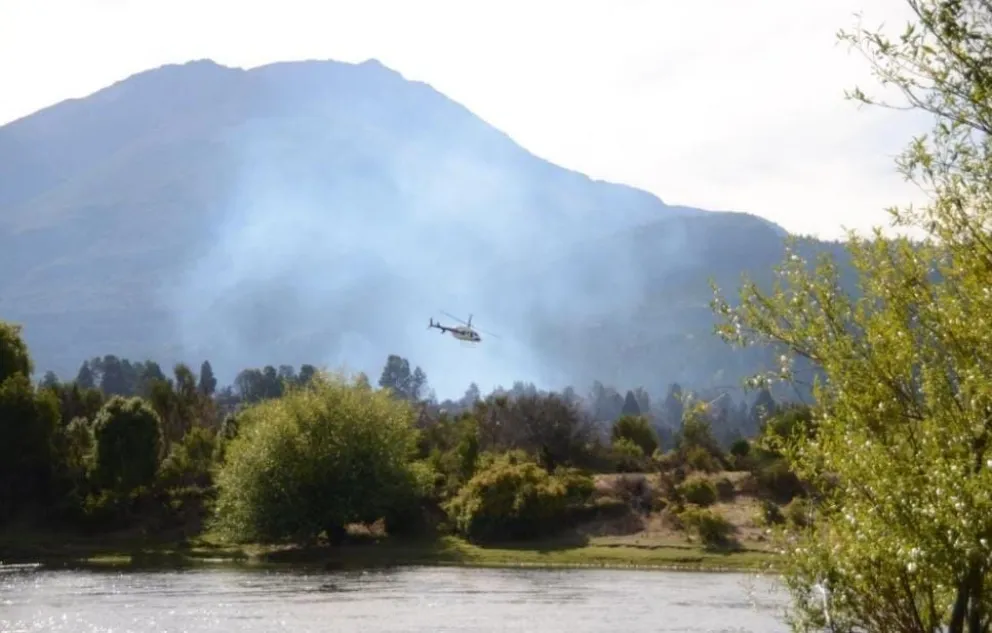 Las cuadrillas cuentan con apoyo de embarcaciones, medios aéreos y maquinaria vial.