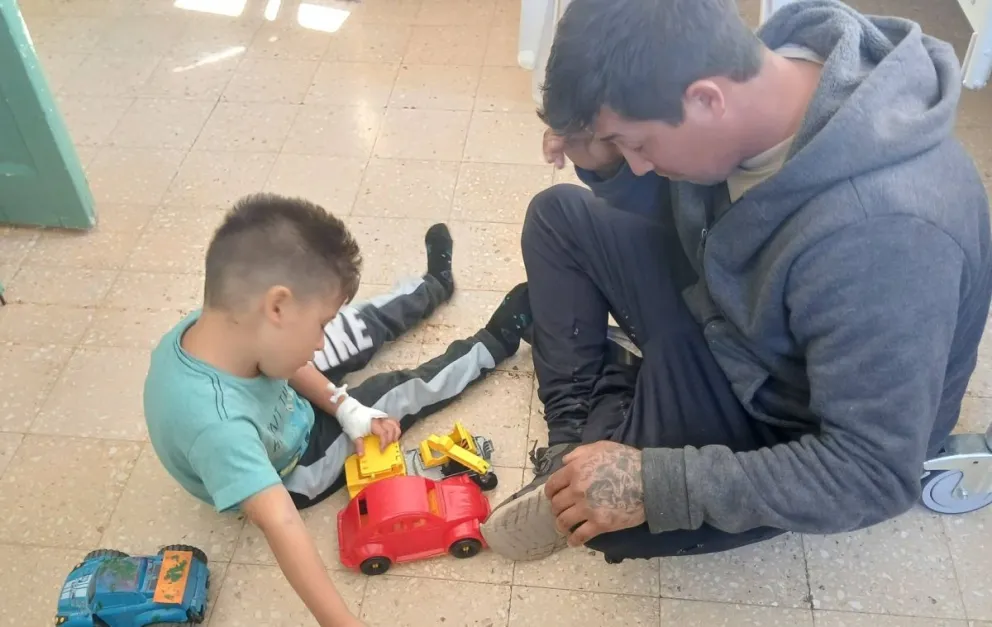 Elias junto a su papá aguardando por la confirmación del turno. 