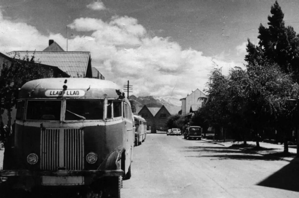 La Mitre hacia 1958. Desde la década anterior comenzaron a llegar contingentes a Bariloche. Foto: Archivo Visual Patagónico.