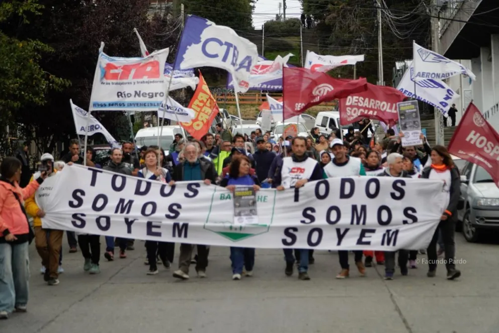 Los representantes principales de los sindicatos marchando en plena calle Moreno / Fotos Facu Pardo 