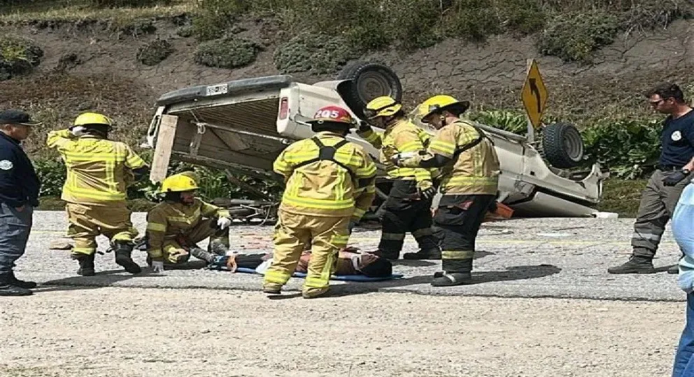 Aparatoso vuelco en la Ruta Siete Lagos, cerca de San Martín de los Andes.